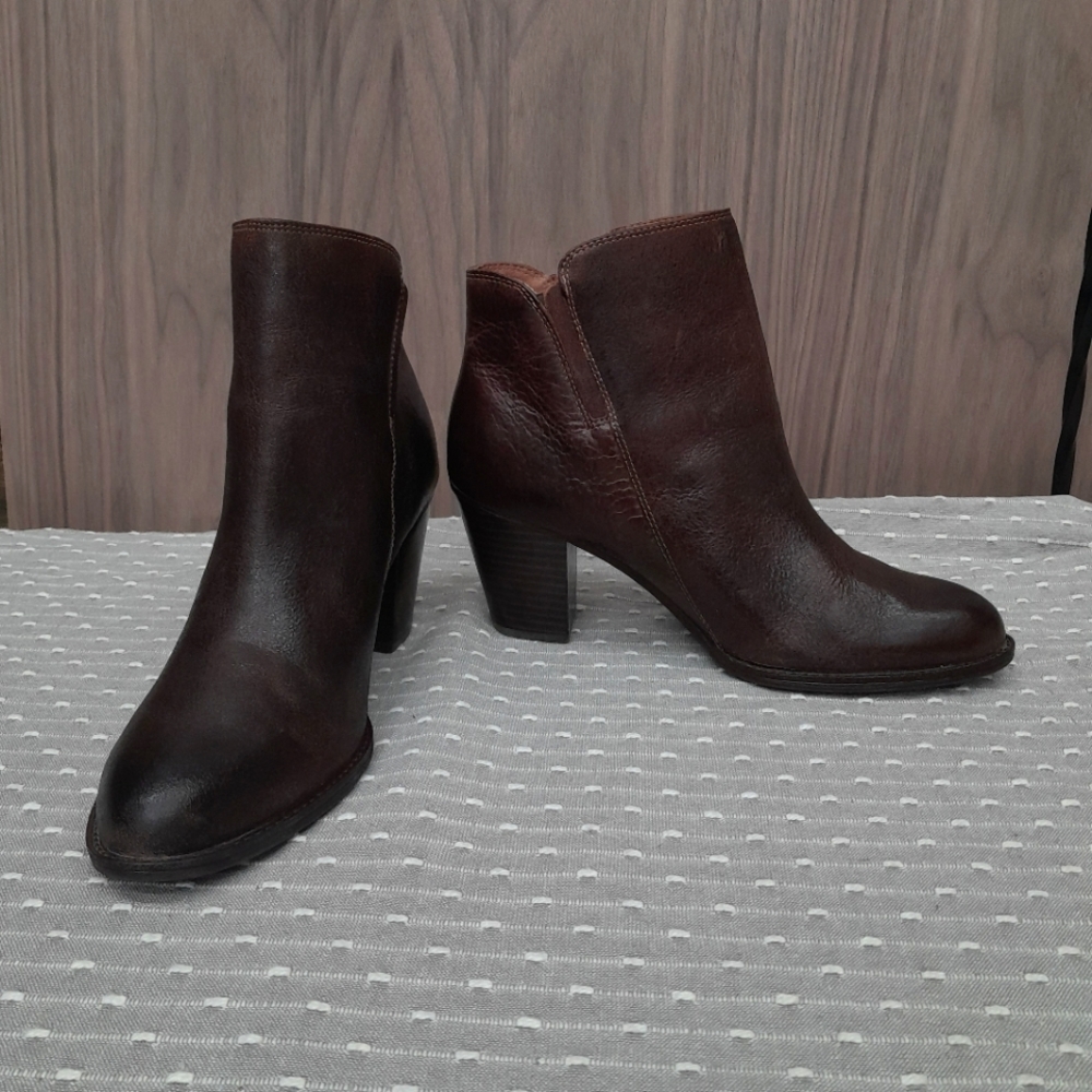 Sofft leather zip up ankle boots